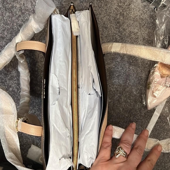 Coach Handbag! - Picture 8 of 12